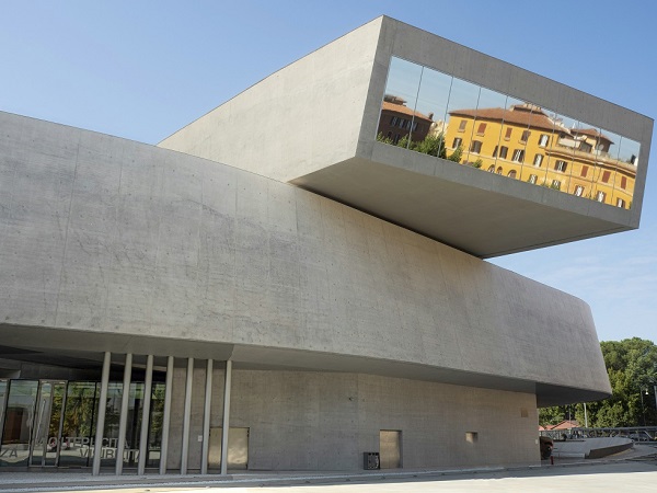 Linee dinamiche e volumi sospesi del MAXXI di Roma, simbolo dell’arte e dell’innovazione del XXI secolo (Crediti: Mimmo Sigismondi).